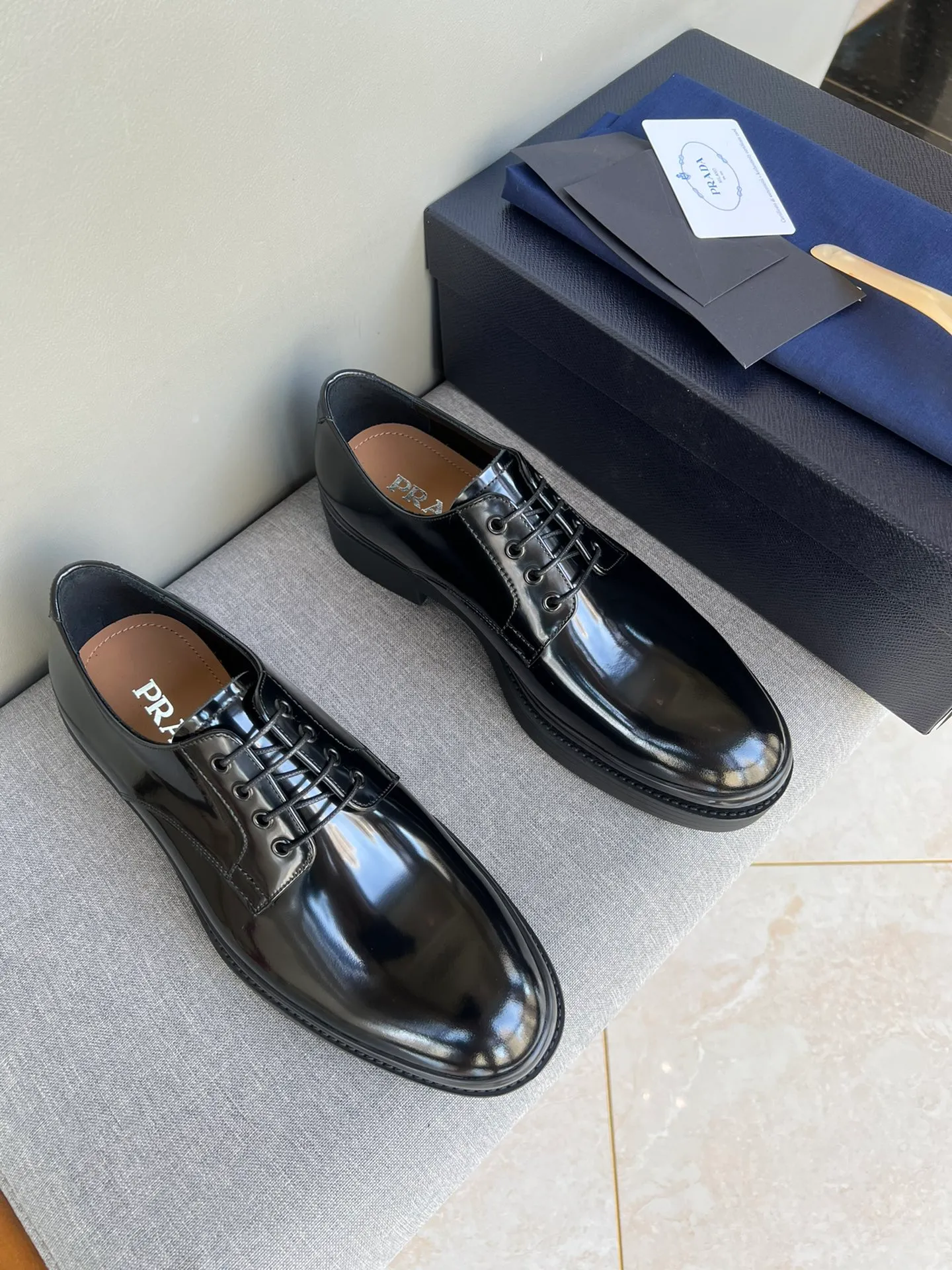 Men's shoes 💰860 💰Best recommendation✨PRADA Prada top purchasing quality imported upper with color-brushed edge beads carved toe design cowhide lining private molded TPU outsole non-slip, wear-resistant and elastic fashionable and versatile burgundy black blue 39-44 in stock (38, 45 customized for replacement, return and exchange)